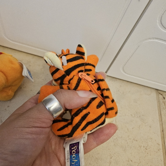 Winnie the Pooh and Tigger zipper keychains - Picture 5 of 7